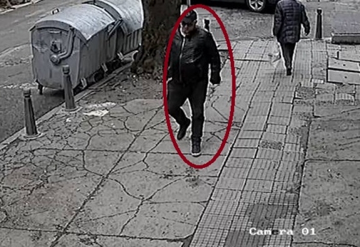 Виждали ли сте този мъж? Бъдете много внимателни с наглия крадец