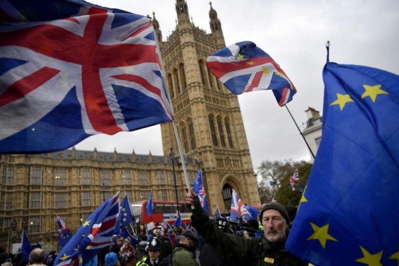 Довечера британските депутати ще гласуват по вот на недоверие на