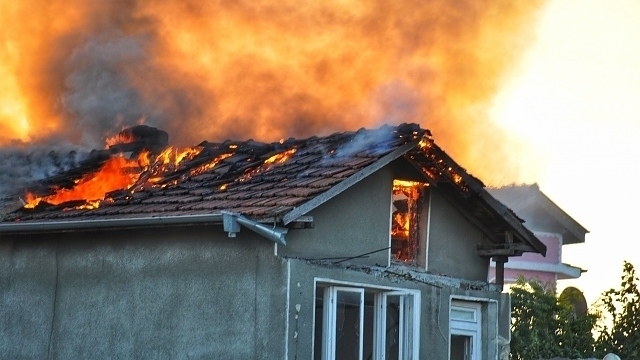 Пожар е унищожил покрив на къща в белослатинското село Попица