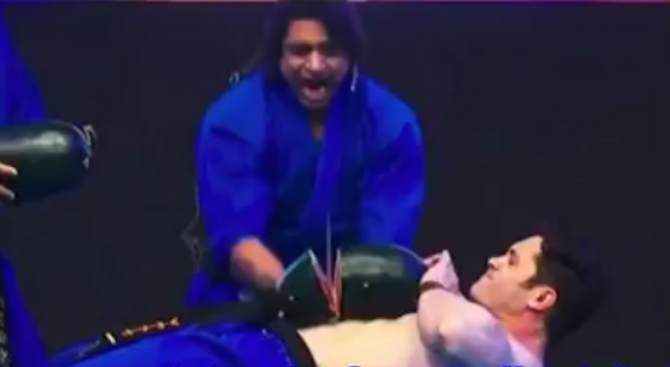 Майсторът по бойни изкуства Виспи Джими Каради постави рекорд с