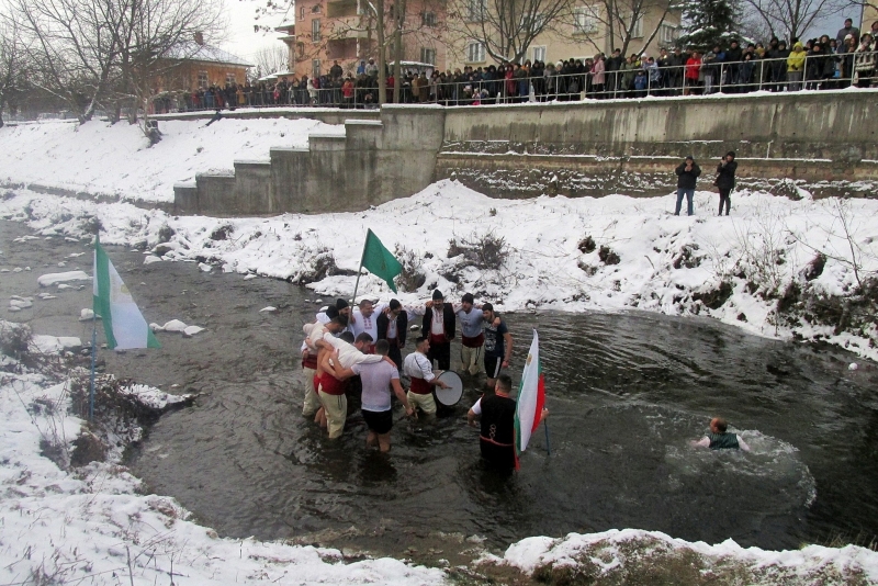 Вършец се стяга за ритуалното спасяване на богоявленския кръст на