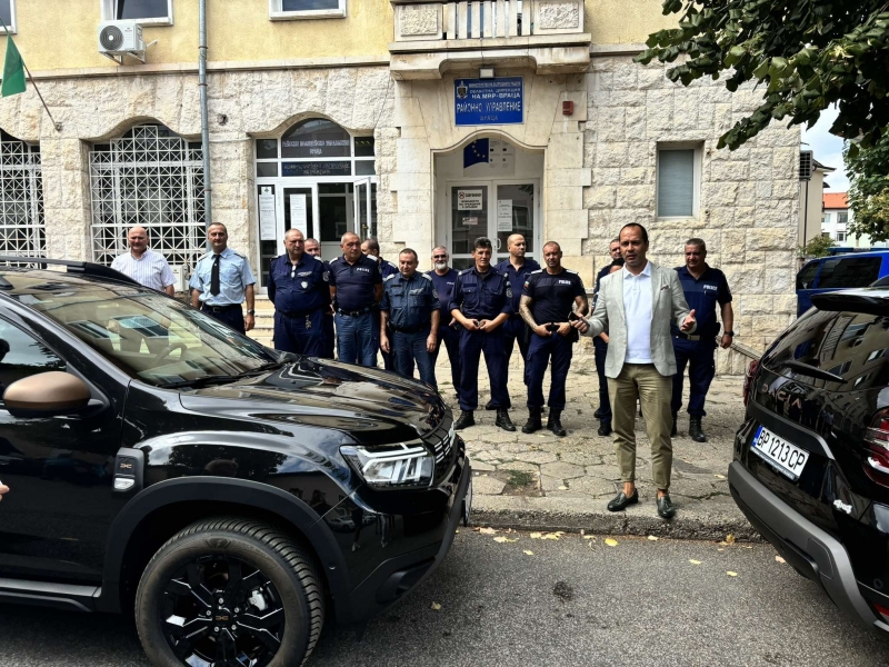 Районното във Враца получи два нови джипа от общината /снимки/