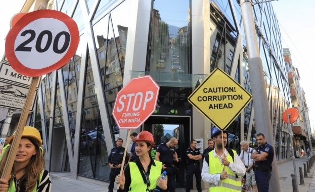 Спрете да финансирате нашата мафия пише върху плакати издигнати пред