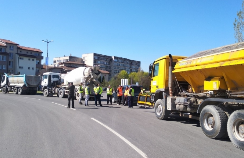 Пътни строители блокираха за половин час кръстовището с кръгово движение