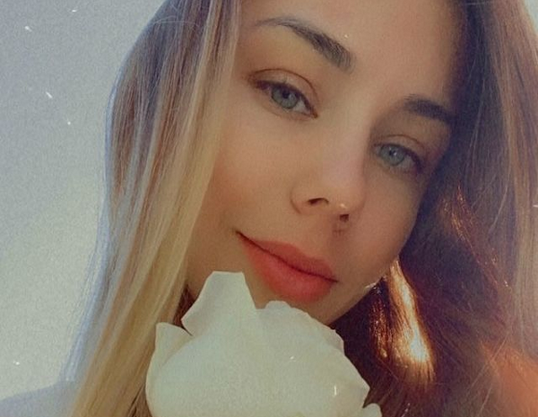 Футболна съпруга трупа слава с изваяни форми /снимки/