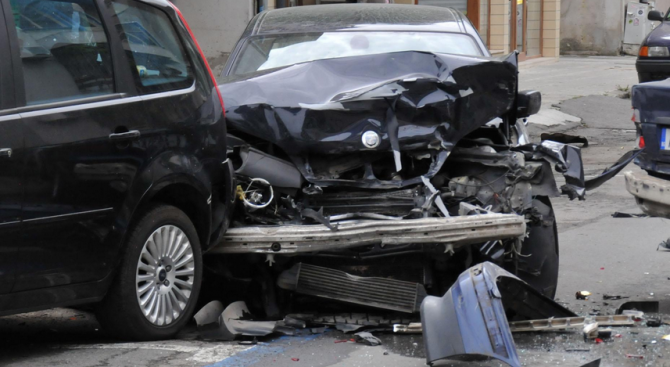 Пиян шофьор се заби в лека кола Фолксваген в Лом