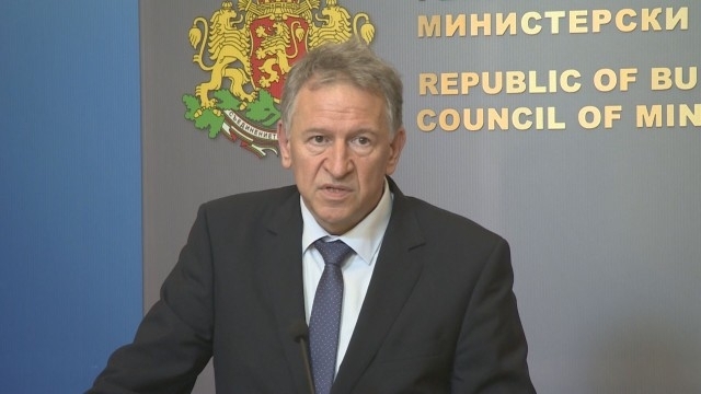 Здравният министър иска анализ за големия брой починали от COVID-19