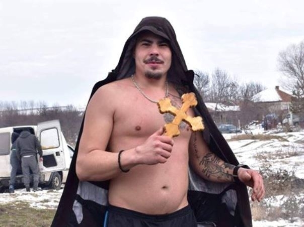 Цветозар Тишевски извади кръста от ледените води на река Скът