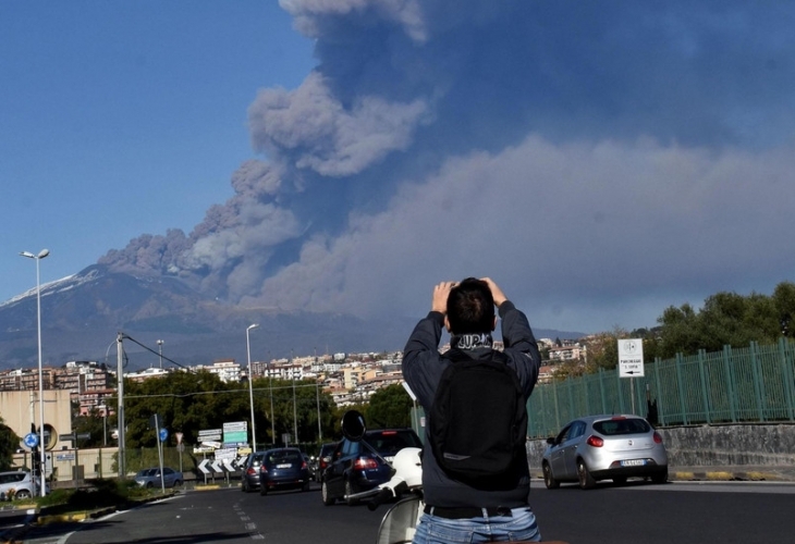 Индонезийските власти започнаха да пренасочват всички полети в района на