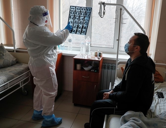 Рекорден брой украинци с коронавирусна инфекция бяха приети в болница