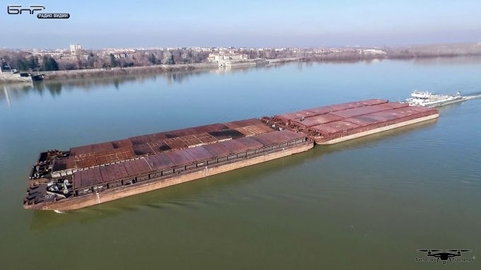 Украински тласкач с една баржа е заседнал в района на