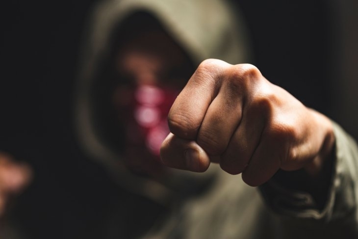 Младеж преби и ограби възрастна жена от Врачанско съобщиха от