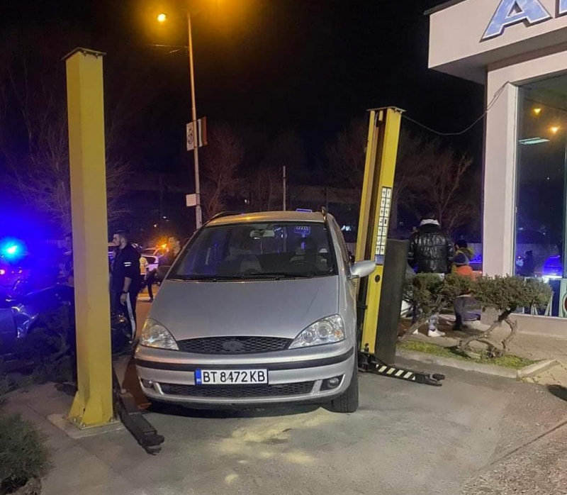 Четири коли са се ударили на натоварено кръстовище във Видин