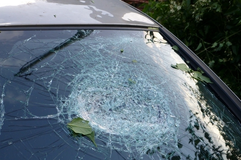 Бандити изпотрошиха прозорците на коли и къща в Монтанско съобщиха
