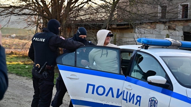 Тетрадки с имена и парични суми срещу тях за покупки