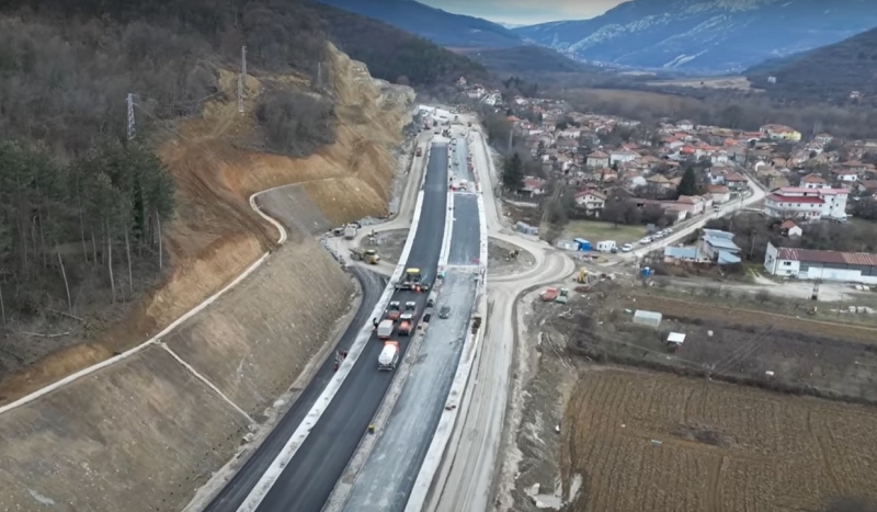 Ново видео показва напредъка при строежа на пътен възел Ребърково“,