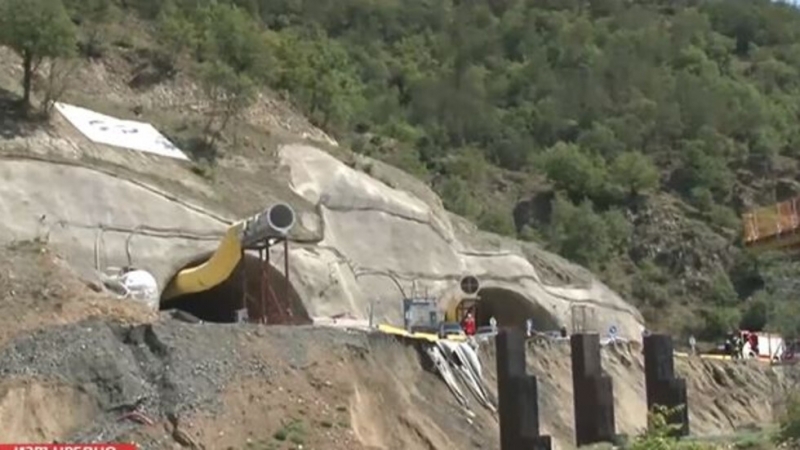 Срутване на тунела Железница на автомагистрала Струма има затрупан човек