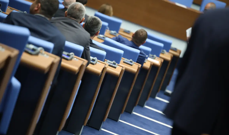 Без дебат със 149 гласа за 38 против и 12