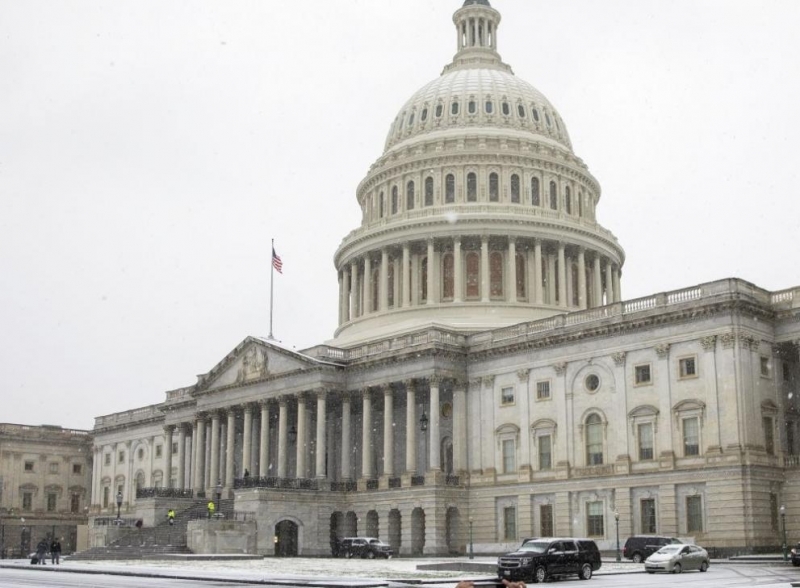 Хиляди полети бяха отложени вчера в САЩ заради зимна буря