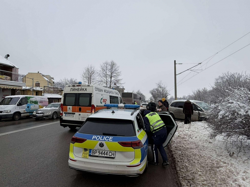 Шофьор помете паркирана кола на оживен булевард във Враца и
