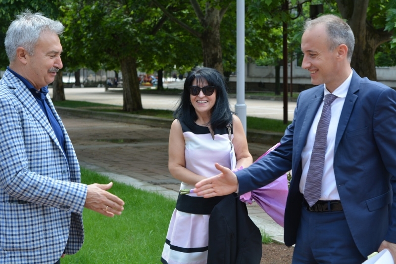 Насърчаваме взаимодействието между професионалните гимназии и работодателите Това заяви министърът