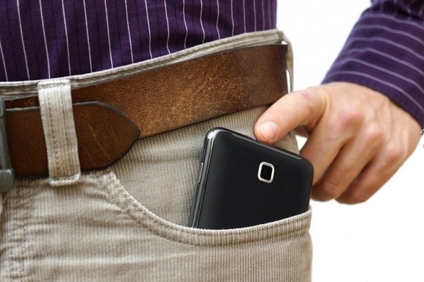 Служители на реда са хванали двама мъже откраднали мобилен телефон