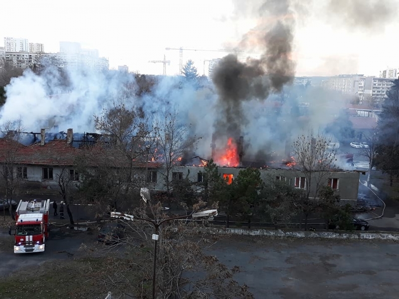 Огромен пожар избухна в Бургас днес следобяд горят складове с
