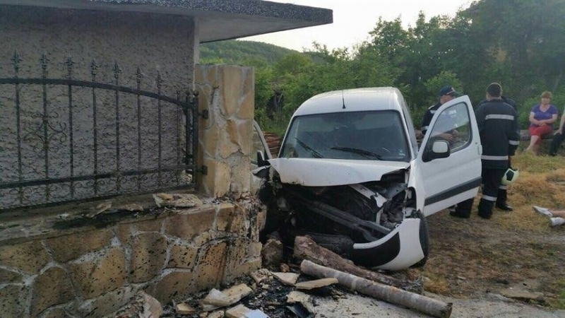 Мъж заби колата си в зид в Мездра и избяга