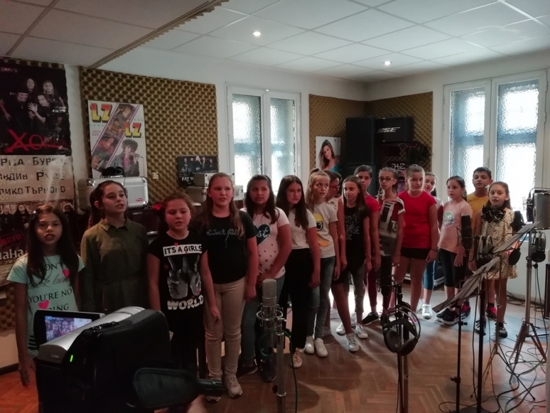 Учителка от Монтана е най младият автор на песен достигнала до