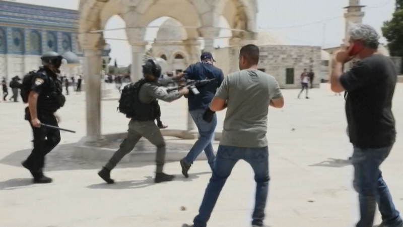 Нови сблъсъци между полицаи и палестински демонстранти в Йерусалим