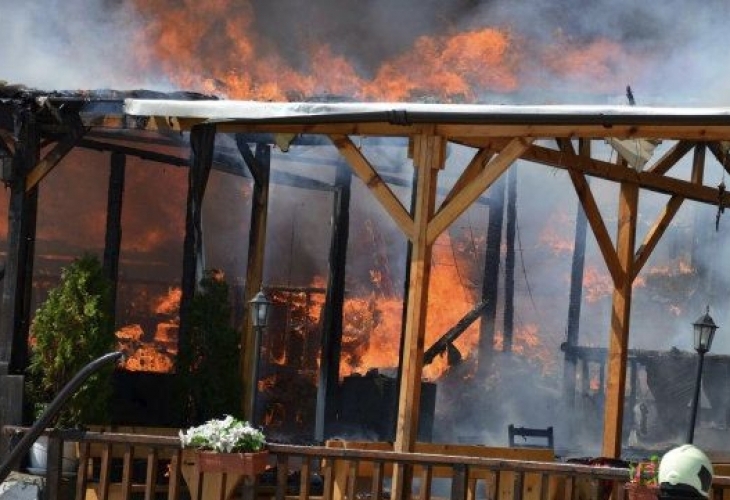 Пожар е пламнал на столичния булевард Черни връх съобщи очевидец