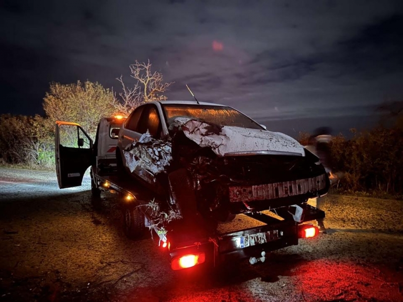 Алкохолът не прощава! Мъртвопиян младеж се заби в дърво с колата си край Борован /снимка/