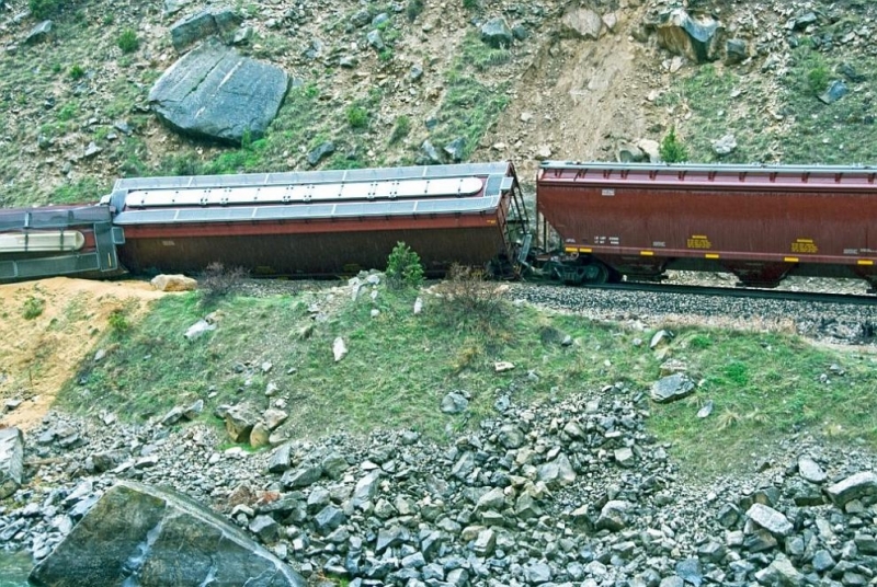 Вагон от товарна композиция на влак се обърна между Ситово