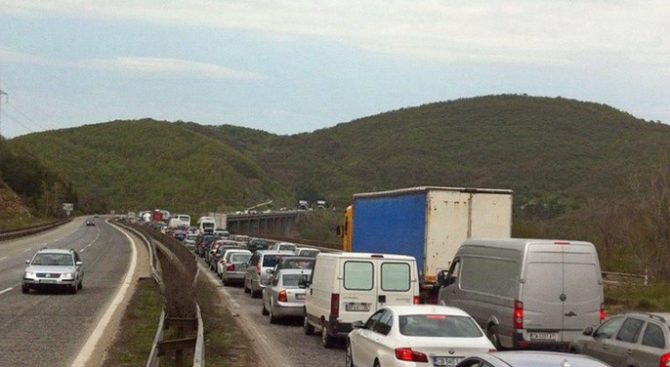 Във връзка с планирана подмяна на далекопроводи ОДМВР София информира водачите