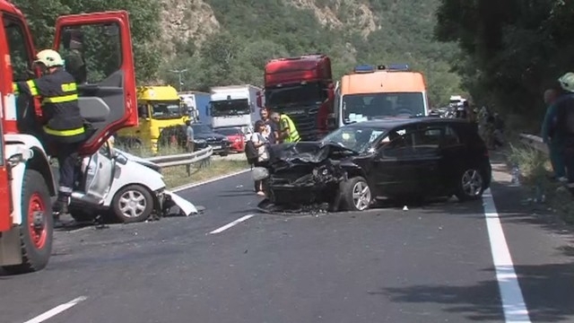 Трима души загинаха а двама други са в критично състояние след