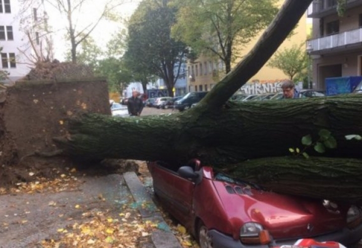 Ураганният вятър и поройният дъжд които се изляха над Бургас