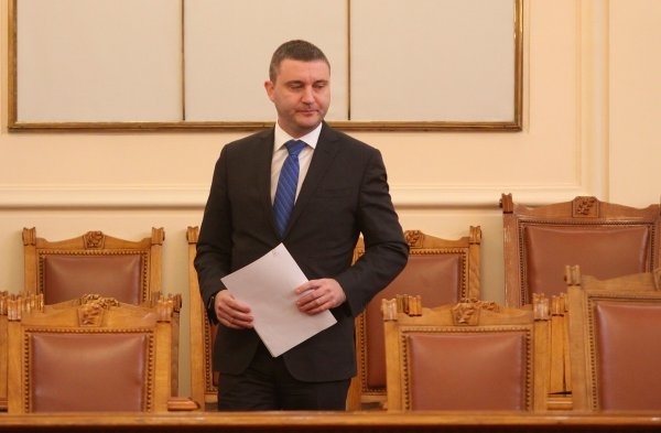 Досието на джипа Тойота с който бившият финансов министър Владислав