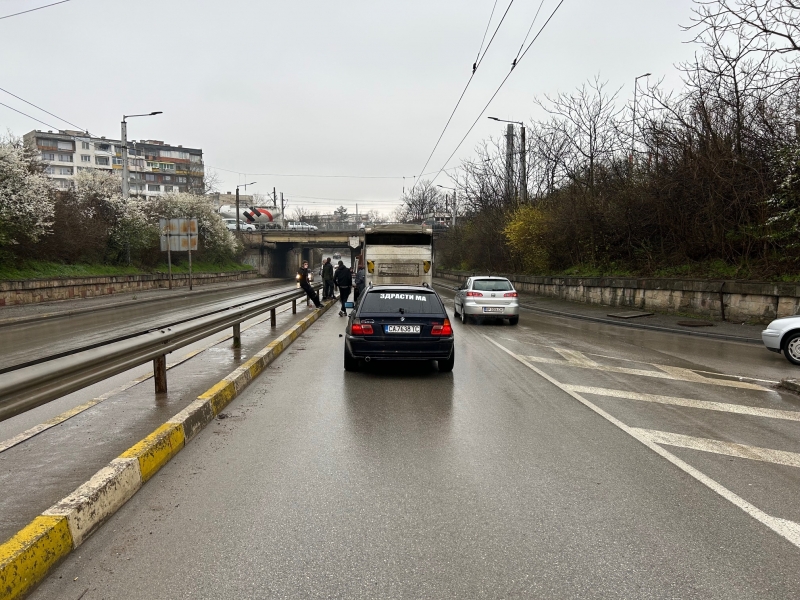 Верижна катастрофа затруднява движението по един от най натоварените булеварди във