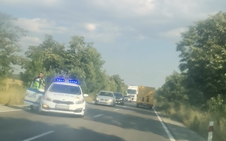 Куриерски бус и мотор се удариха в Монтанско има загинал