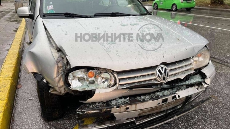 Лек автомобил се вряза в автобусна спирка в Пловдив съобщи