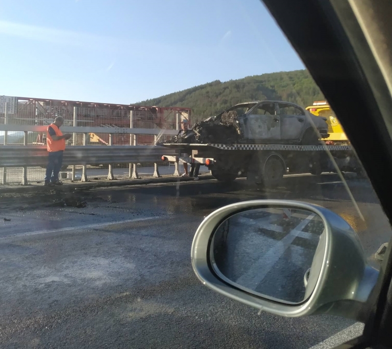 Лек автомобил от неустановена марка изгоря на АМ Хемус научи