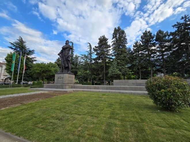 Първият паметник на Христо Ботев във Враца e открит през 1890-та година в присъствието на княз Фердинанд