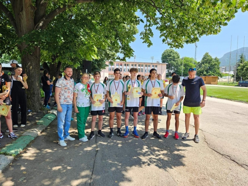 С лекоатлетическа щафета възпитаници на учебни заведения от Враца отбелязаха