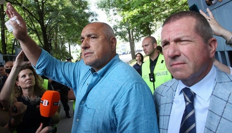 „Адвокат на дявола“: Масонът-милиционер Менко Менков е любимият юрист на ГЕРБ и придворните олигарси