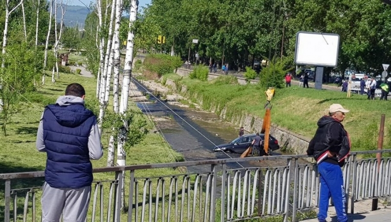 Лек автомобил „Ауди ” падна в река Банщица в Кюстендил.Сигнал