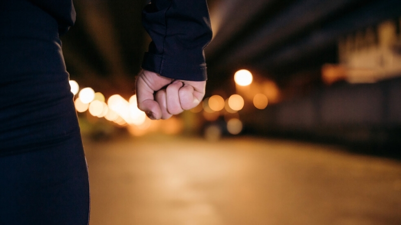 Мъж блъсна с колата си и преби с дървен кол