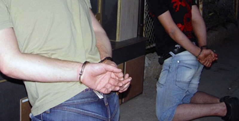 Две момчета са счупили прозорец на къща и са иззели