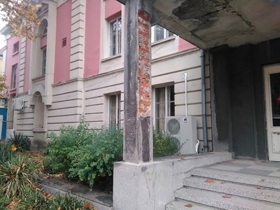 Местната власт монтира климатици по сградата на видинския театър който