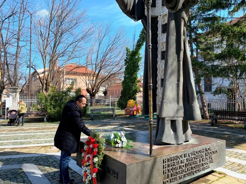 Кметът Калин Каменов поднесе цветя пред паметника на небесния покровител