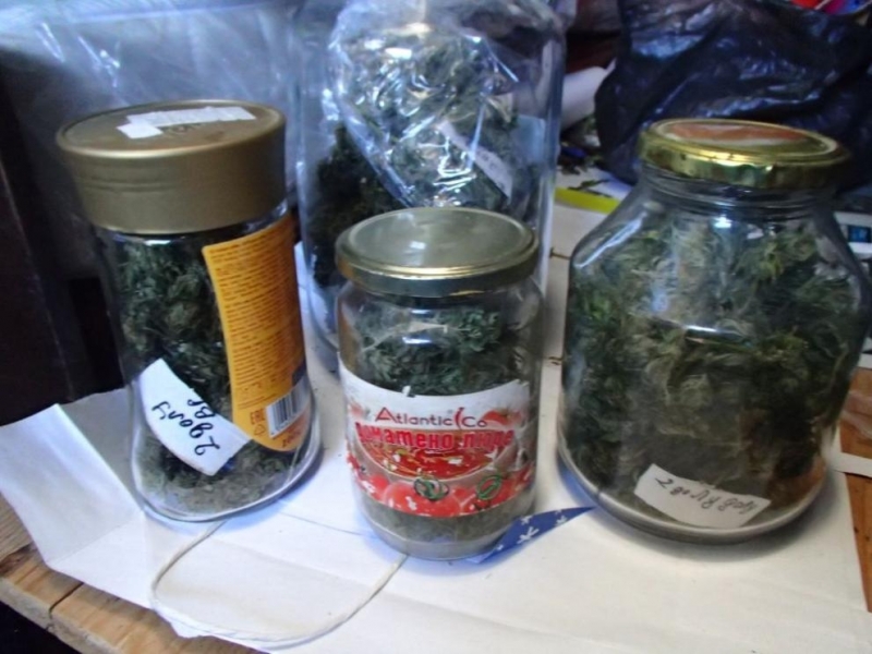 Иззеха над 3 кг марихуана в буркани в Софийско, съобщиха